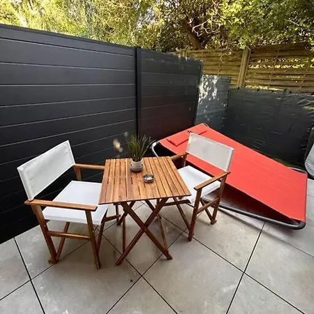 Petit Et Son Abrité *