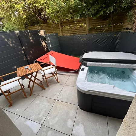 Petit Et Son Abrite *